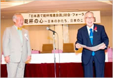 受賞を喜ぶ埼玉地酒応援団の原団長(右)