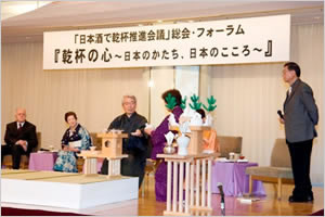 夫人の介添えで小笠原流古式凱旋式の模様を再現する小笠原氏