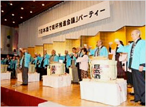 パーティー冒頭での100人委員による「日本酒で乾杯!」