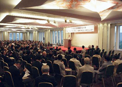 会場は満員の参加者(総会の模様)