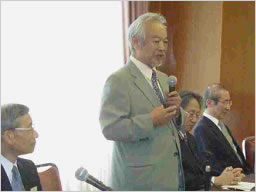 新代表として抱負を述べる石毛教授(左は辰馬会長)